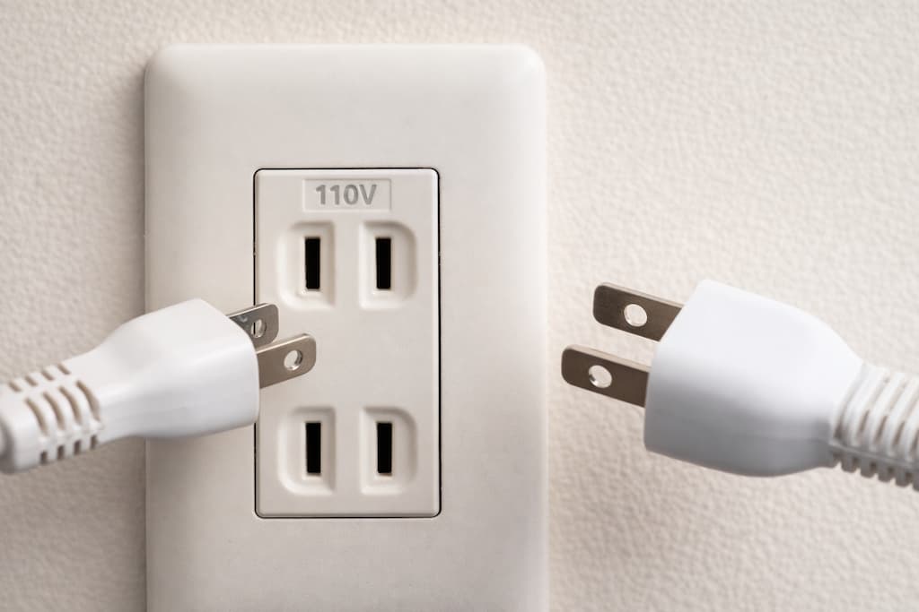 일본 110V 전압 콘센트 클로즈업과 플러그 모습