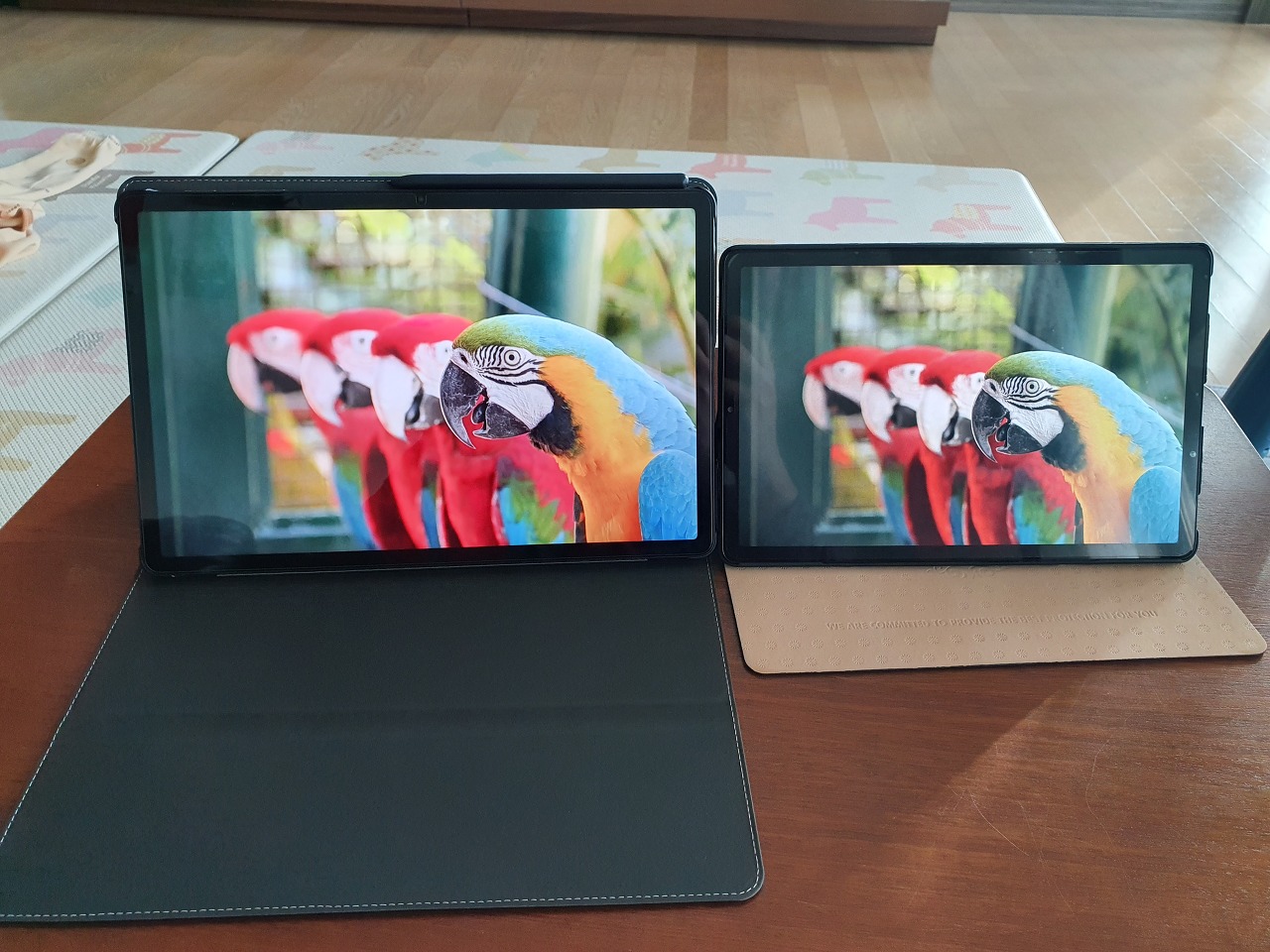 좌) 갤럭시탭S7FE, 우) 갤럭시탭S5E