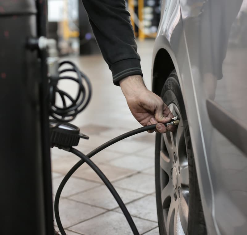 자동차-타이어-공기주입