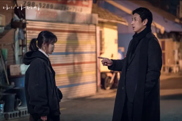 길거리에서-이야기하고-있는-주인공-두명-지안과-동훈