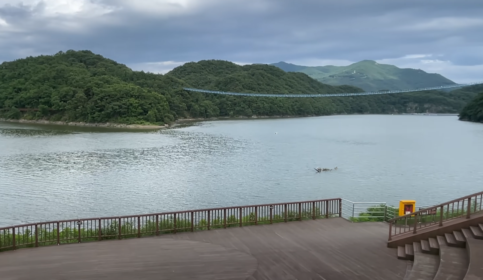 초평호를 바로 두고 있는 현대모비스 야외 음악당의 모습입니다. 음악회가 열리면 정말 볼만 할 거같습니다.