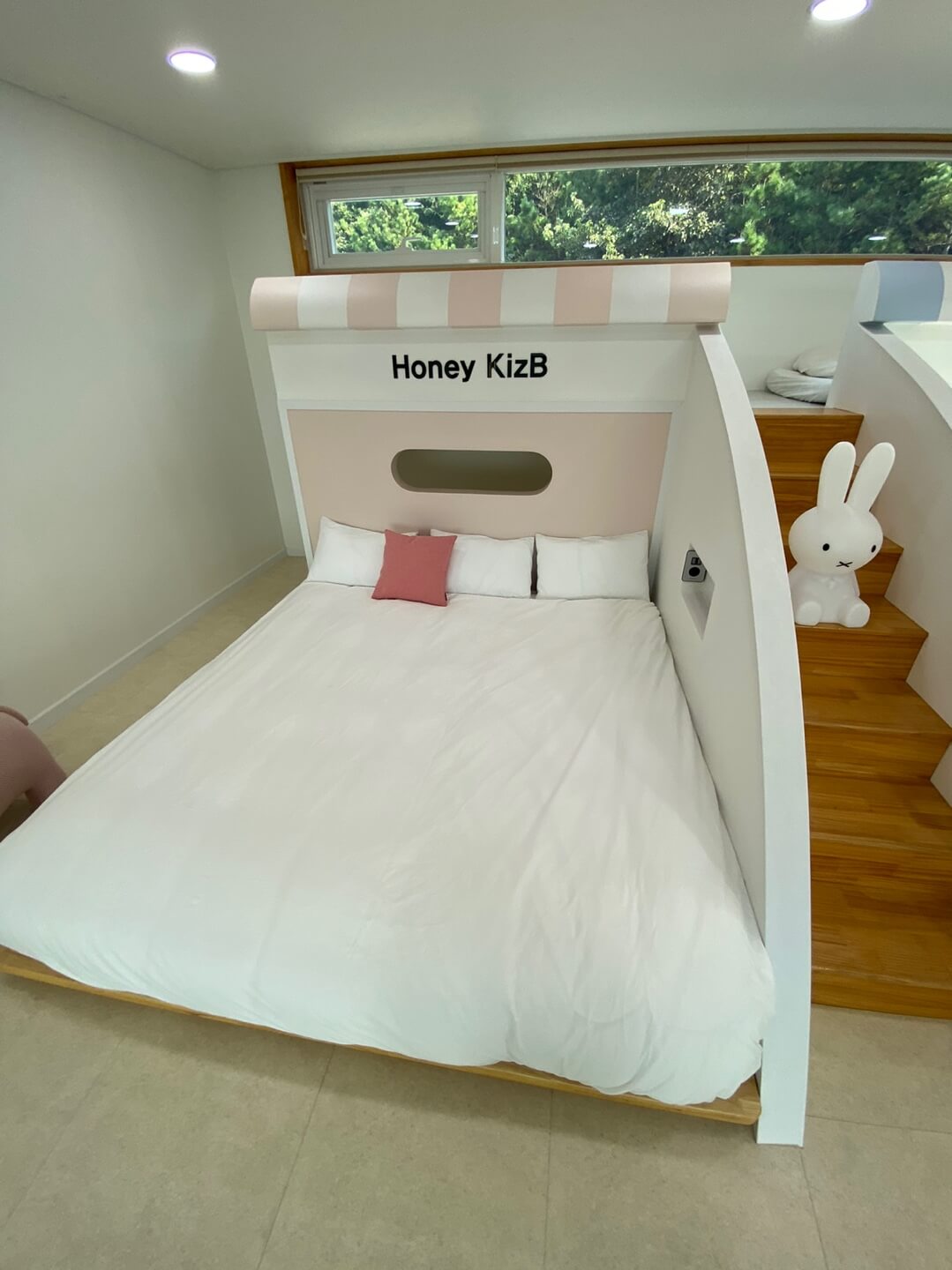 키즈비-풀빌라-복층-침실-이미지