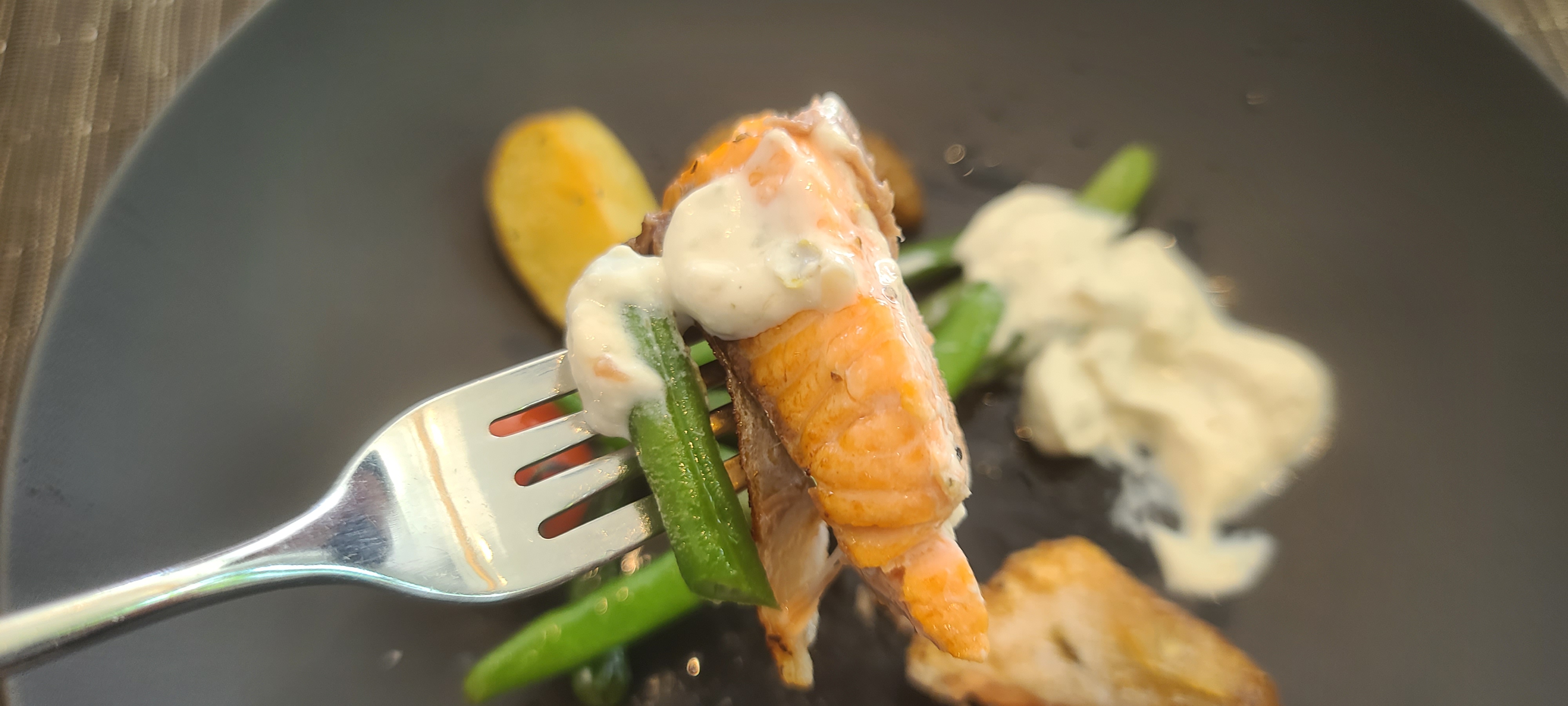 코스요리 강동구맛집 더화이트 세스코 프랑스요리 고급레스토랑 연어스테이크 시즈널가니쉬 더화이트크림소스