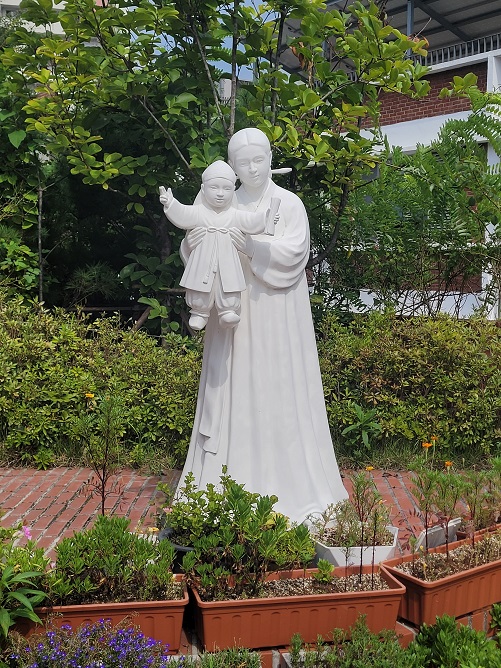 서울 염리동성당 성모자상