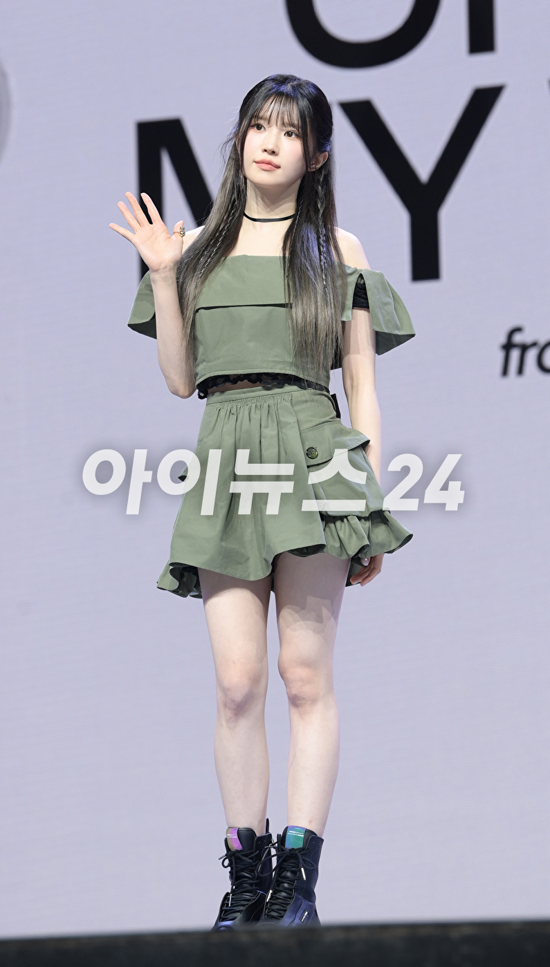 그룹 프로미스나인 송하영이 5일 오후 서울 광진구 예스24 라이브홀에서 진행된 프로미스나인(fromis_9) 첫 번째 정규앨범 &#39;언락 마이 월드(Unlock My World)&#39; 발매 기념 쇼케이스에 참석하고 있다. [사진=정소희 기자]