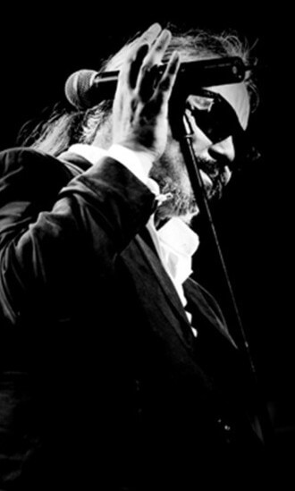 전인권-걱정-말아요-그대-전인권이-마이크를-쥐고-서-있는-사진