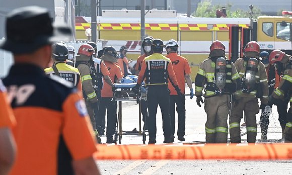 24일 경기도 화성시 서신면 소재 일차전지 제조 업체 공장 화재 현장에서 소방대원들이 시신을 수습하고 있다. 2024.06.24. [사진=뉴시스]