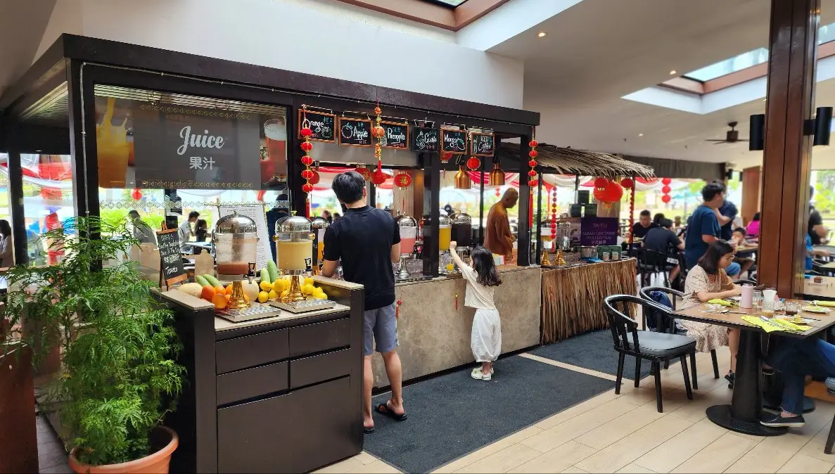 조식식당-카페타투-외부-음료수-기다리는-사람들