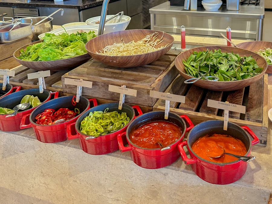 다낭 쉐라톤 그랜드 리조트의 TABLE 88 조식당 누들 스테이션