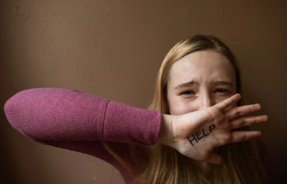 도움을 요청하는 소녀