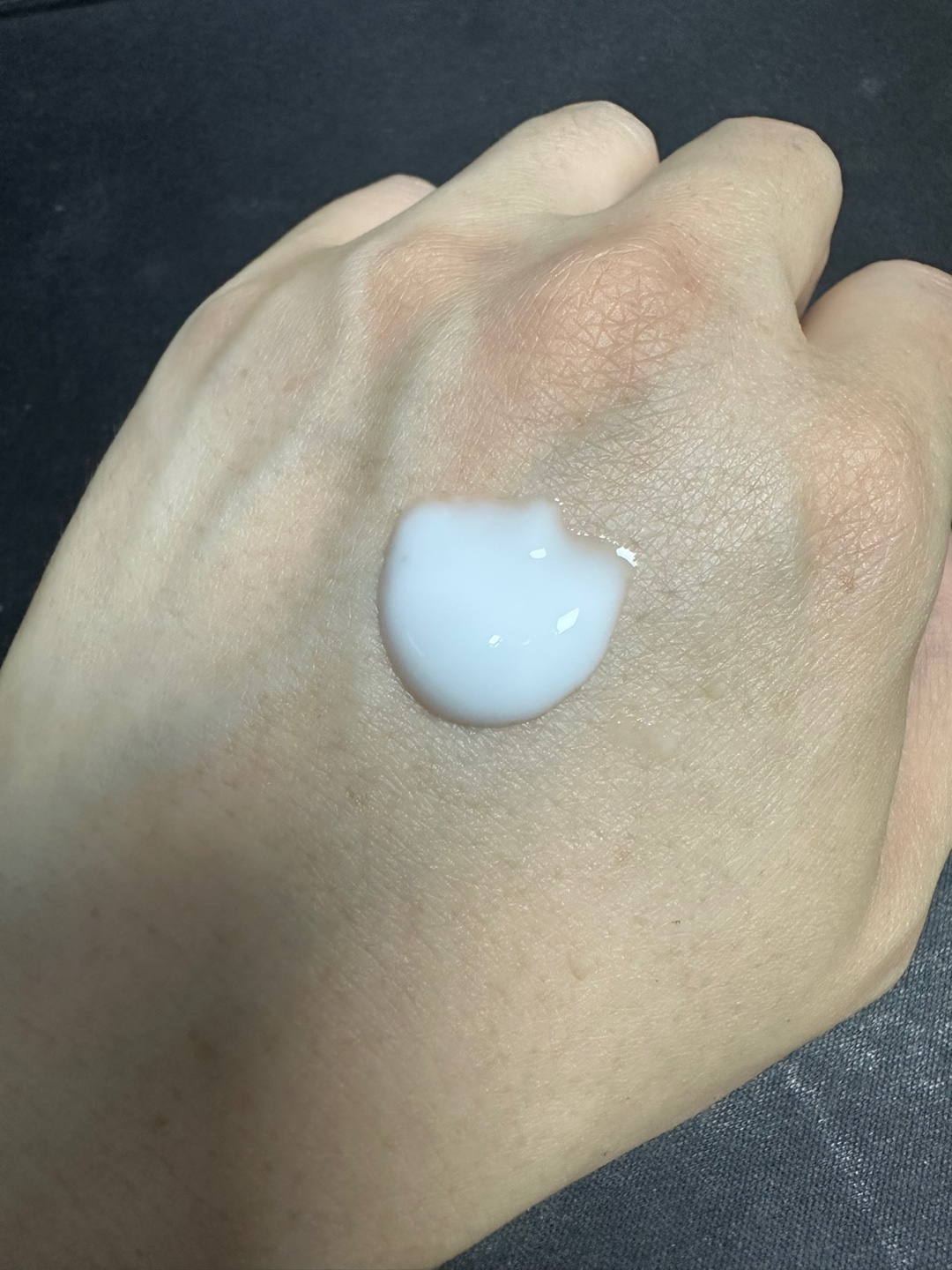 손등에 발라본 사진1