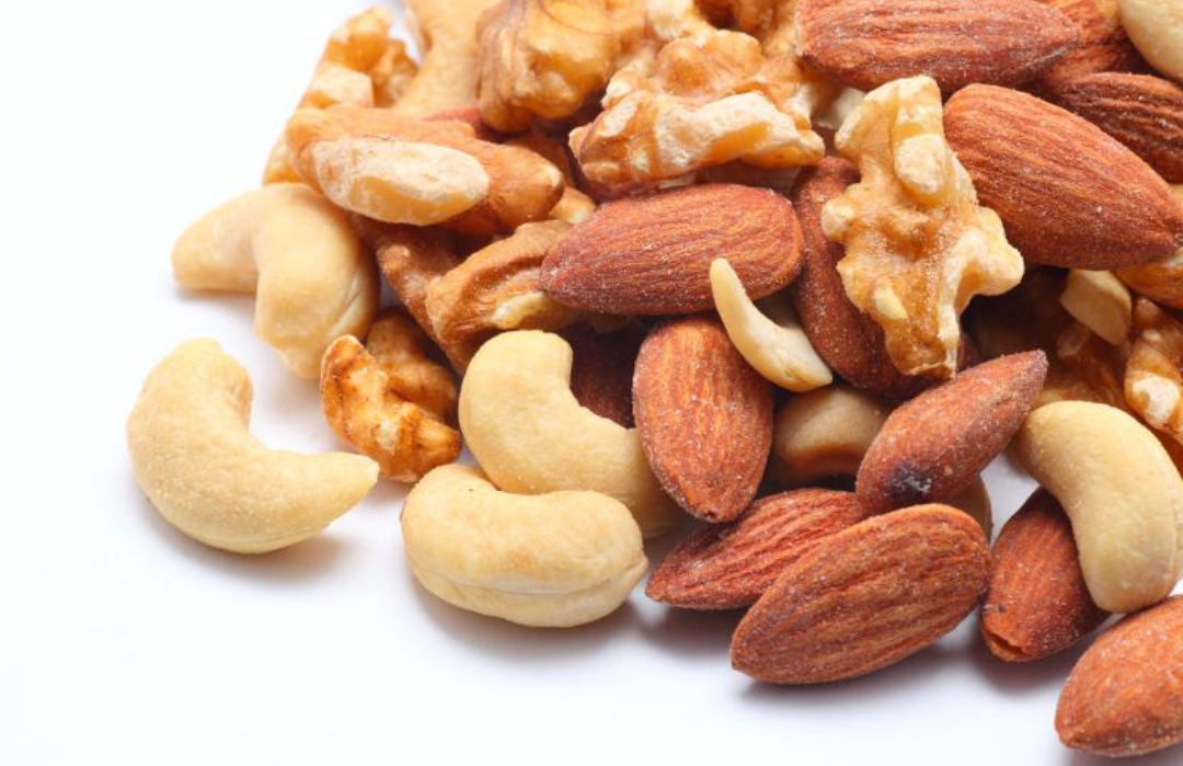 다양한 종류의 견과류가 있다.