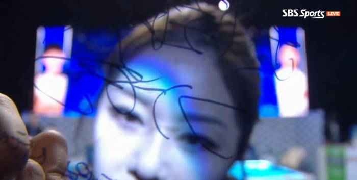 휴온스 LPBA챔피언십 우승자 김가영 선수가 카메라 렌즈에 사인을 하고 있는 모습