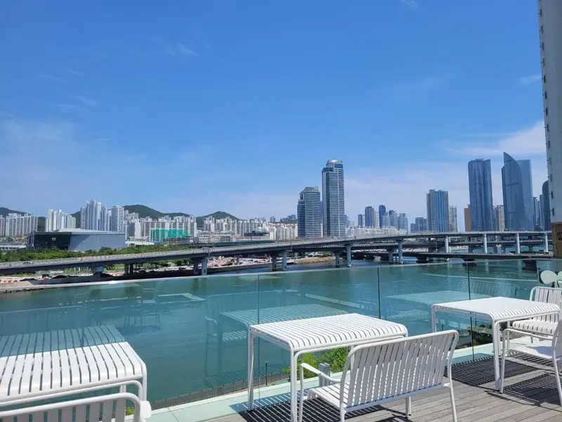 해그리다카페 루프탑에서 내려다본 수영강과 부산 도심, 강변 뷰와 여유로운 테라스 좌석