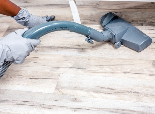 청소기로-청소하는-사진