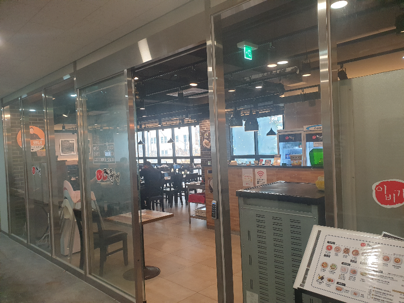 큰 유리로 이뤄진 이비가 짬뽕집 전면. 한쪽에 메뉴판을 놓아 두었다.