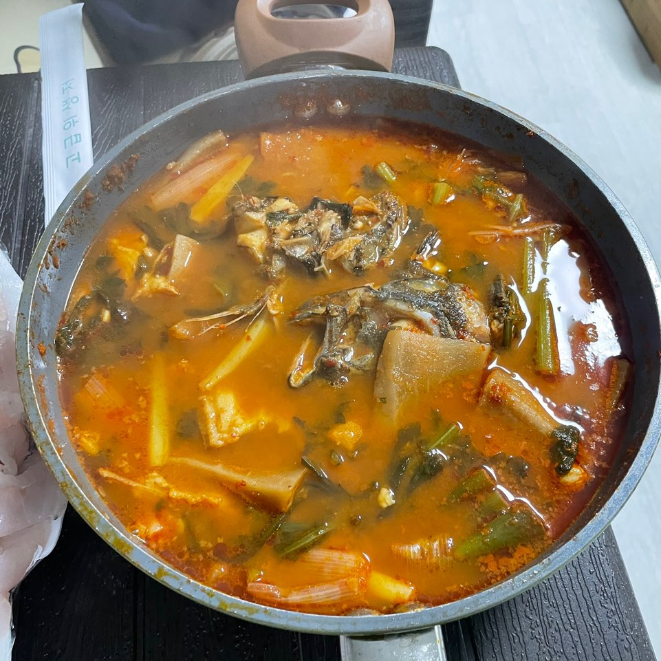 속초수산에서 산 매운탕 사진. 빨간색 국물의 매운탕이며&#44; 각종 야채가 들어가 있다.