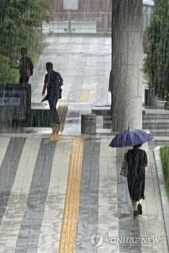 광주 소나기 가능성 비 올 때 운전 속도와 시야 확보_4