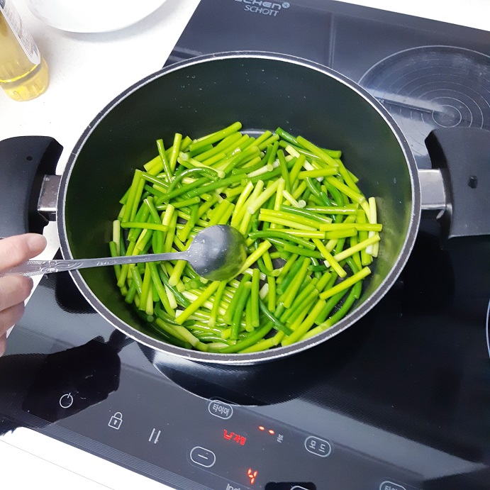 마늘종과-멸치를-식용유에-볶기