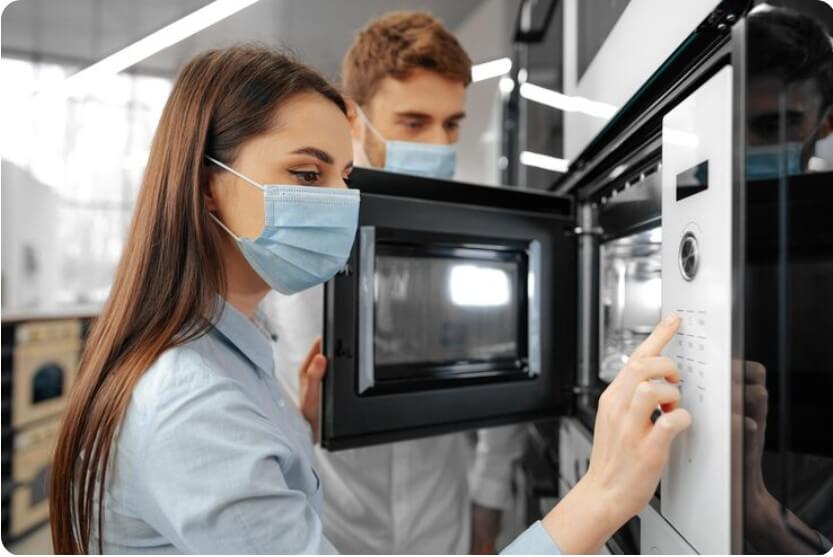 가전제품을 고르는 여성