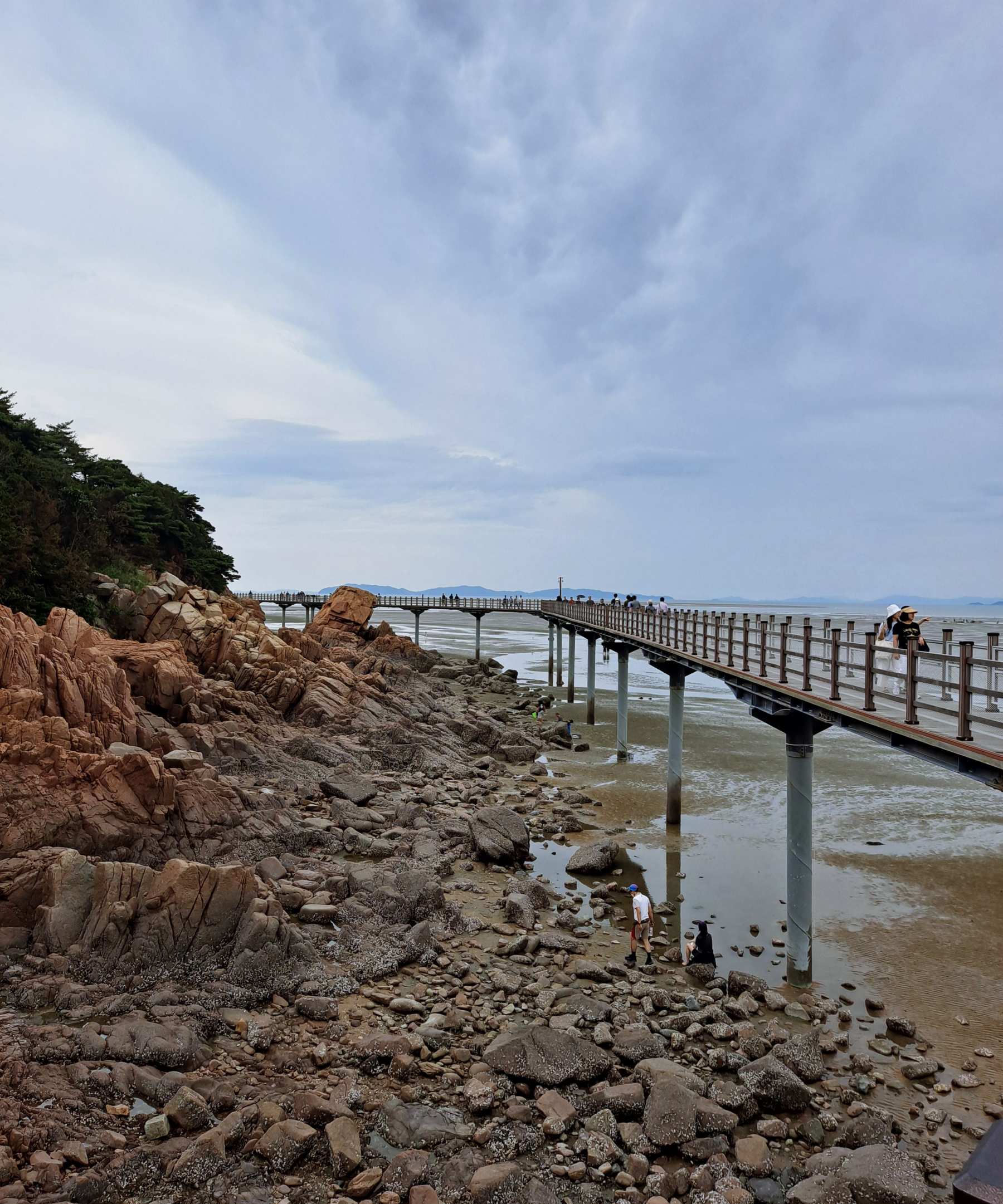 기암 사이로 탐방로