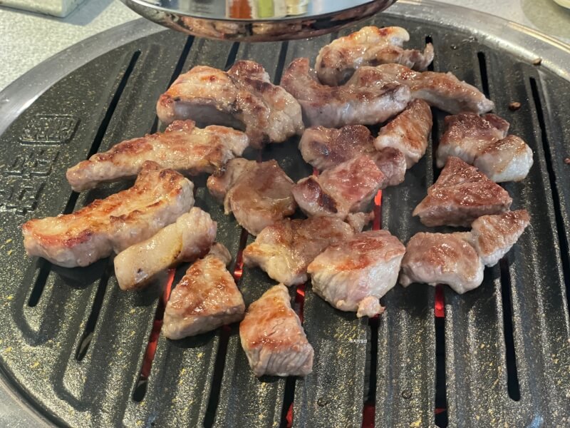 꿉당 고기 메뉴 - 완벽하게 구워진 꿉살 & 돼지 목살