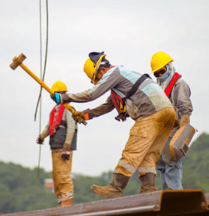 근로자가 망치작업하고있다