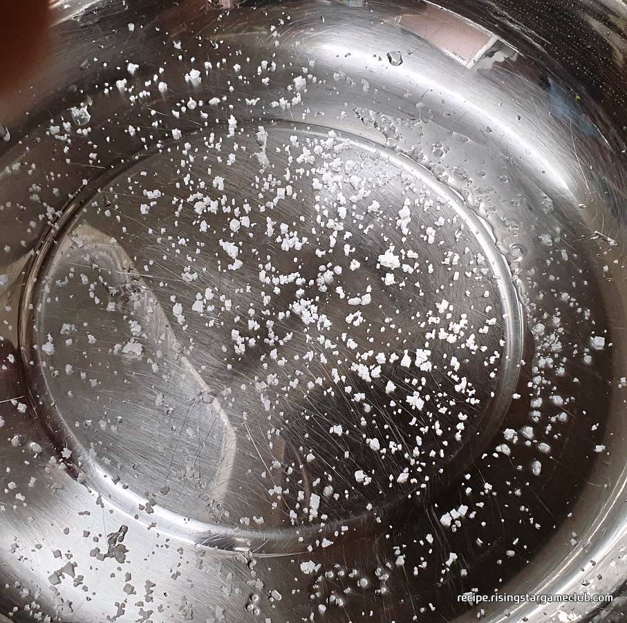 배추겉절이를 절일 양푼 밑에 소금을 살짝 고루 뿌려 둔 사진