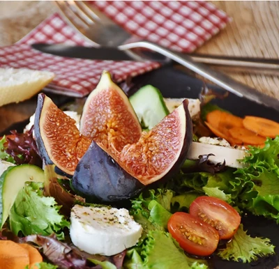 다양한 재료와 함께 즐기는 무화과 샐러드