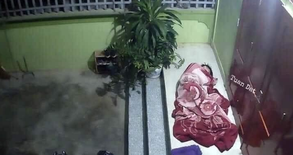 베트남 와이프와 말다툼을 하게된 남성은 싸움에서 이겼지만 남성의 최후는 현관문 앞 시멘트에서 잠을 자게 되는것입니다.