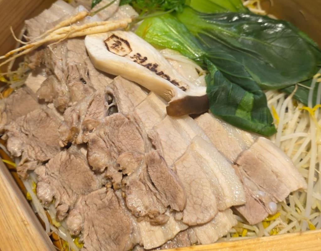 인삼과 숙주, 청경채, 송이버섯이 올라간 편백찜