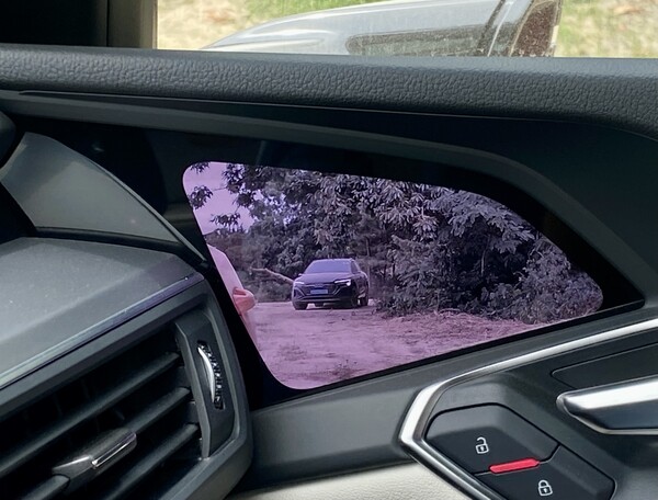 어라운드 뷰 : 운전의 눈이 되어주는 360도 카메라 시스템 