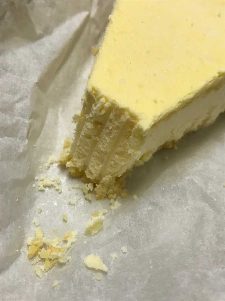 크림치즈 타르트를 포크로 부수어서 먹은 모습입니다. 타르트 필링부분의 단면이 보입니다.