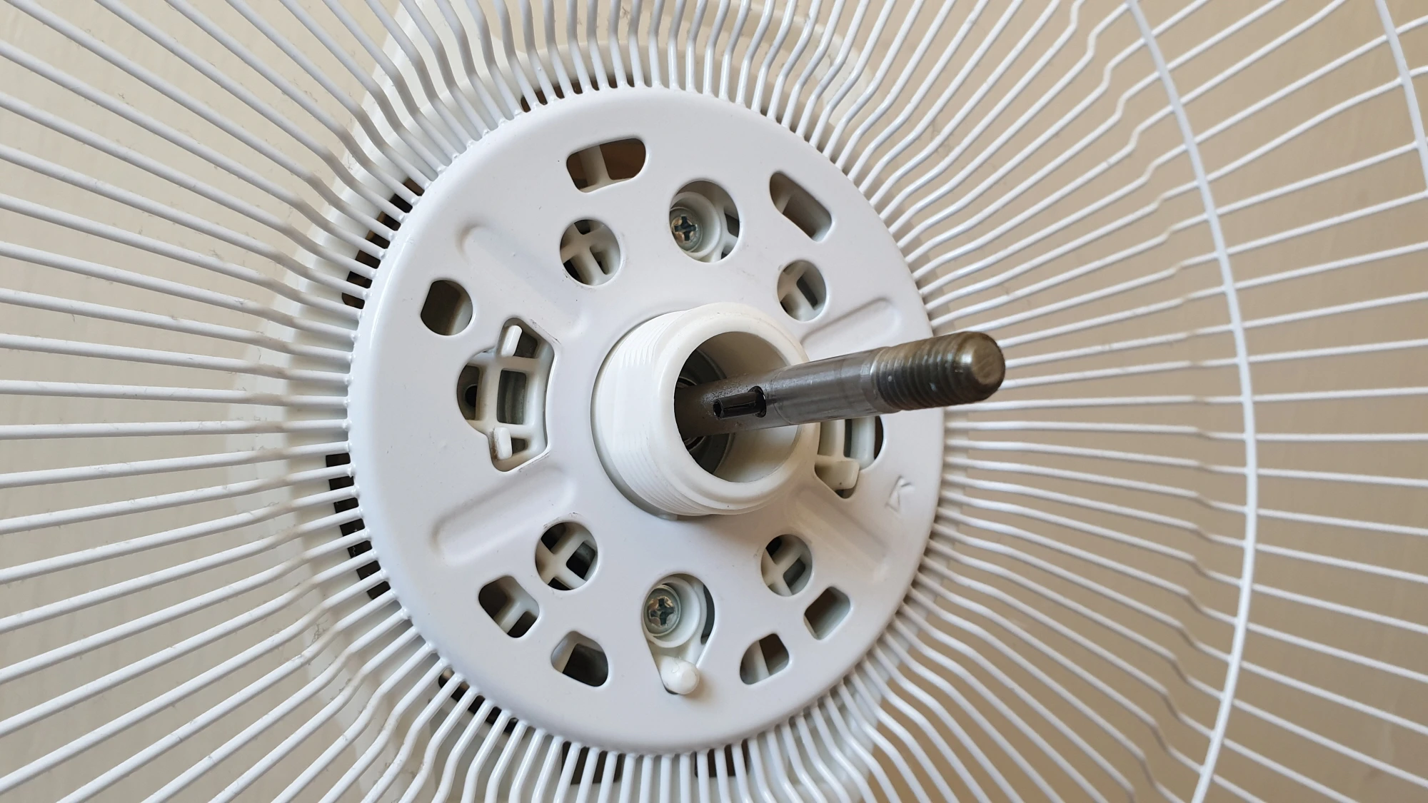 선풍기 고정 너트 푼 모습