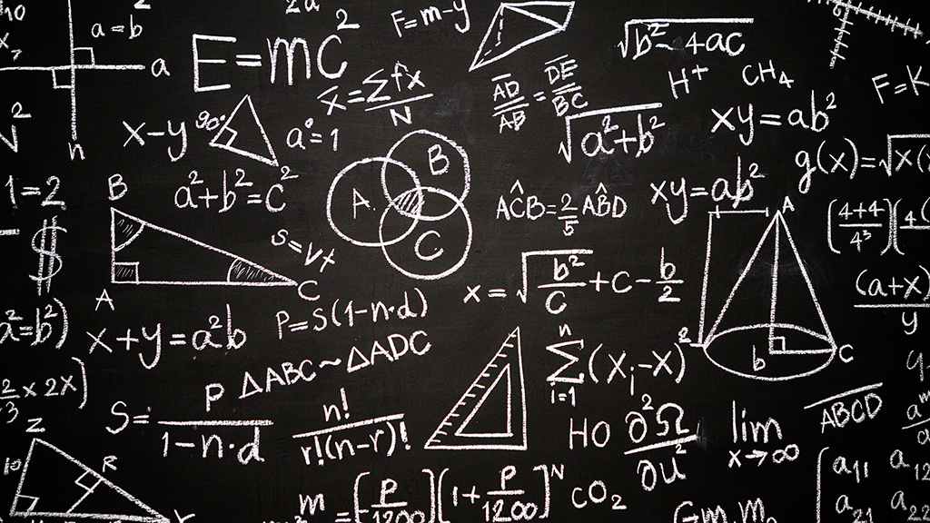 여러 수학 공식들이 빼곡히 적힌 칠판 이미지