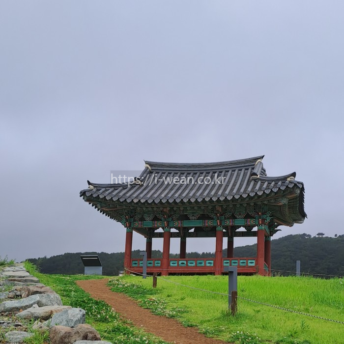 서피랑 정상에 누각이 세워져 있습니다.