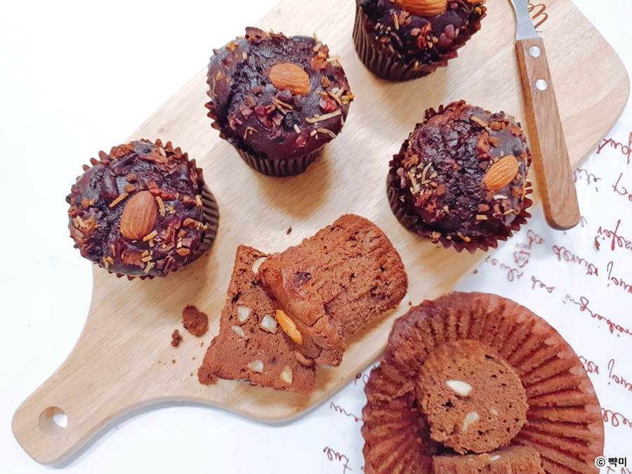 갓 구운 초코머핀 다이어트 단백질 빵을 나무도마위에 플레이팅하기
