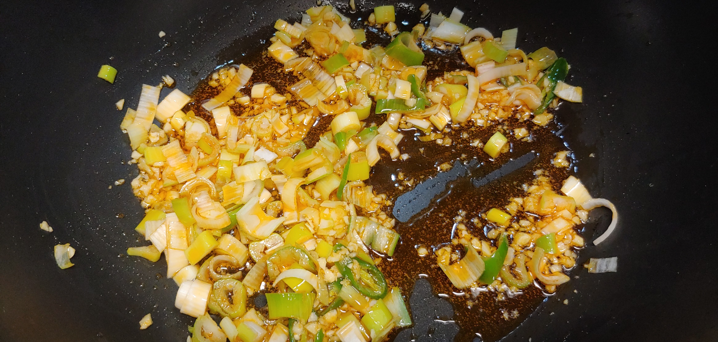 중화식은 마늘+대파+매운 고추+생강 베이스로 기름내는게 기본인 것 같습니다.