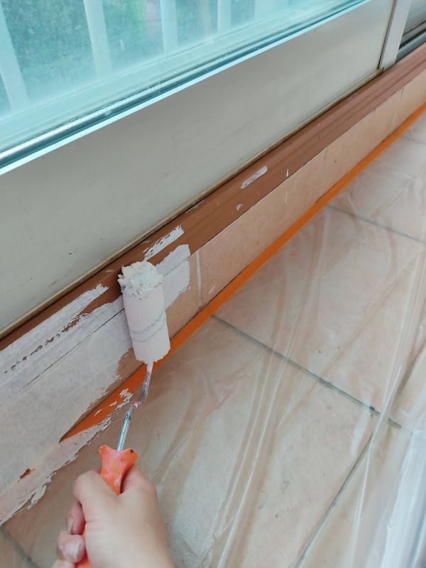 창호를 페인팅하는 사진