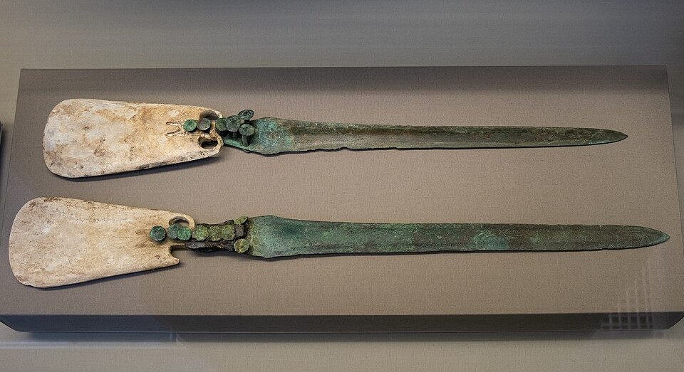 기원전 1750~1450년경 케르마에서 제작된 뼈 손잡이와 구리 칼날의 단검 두 점