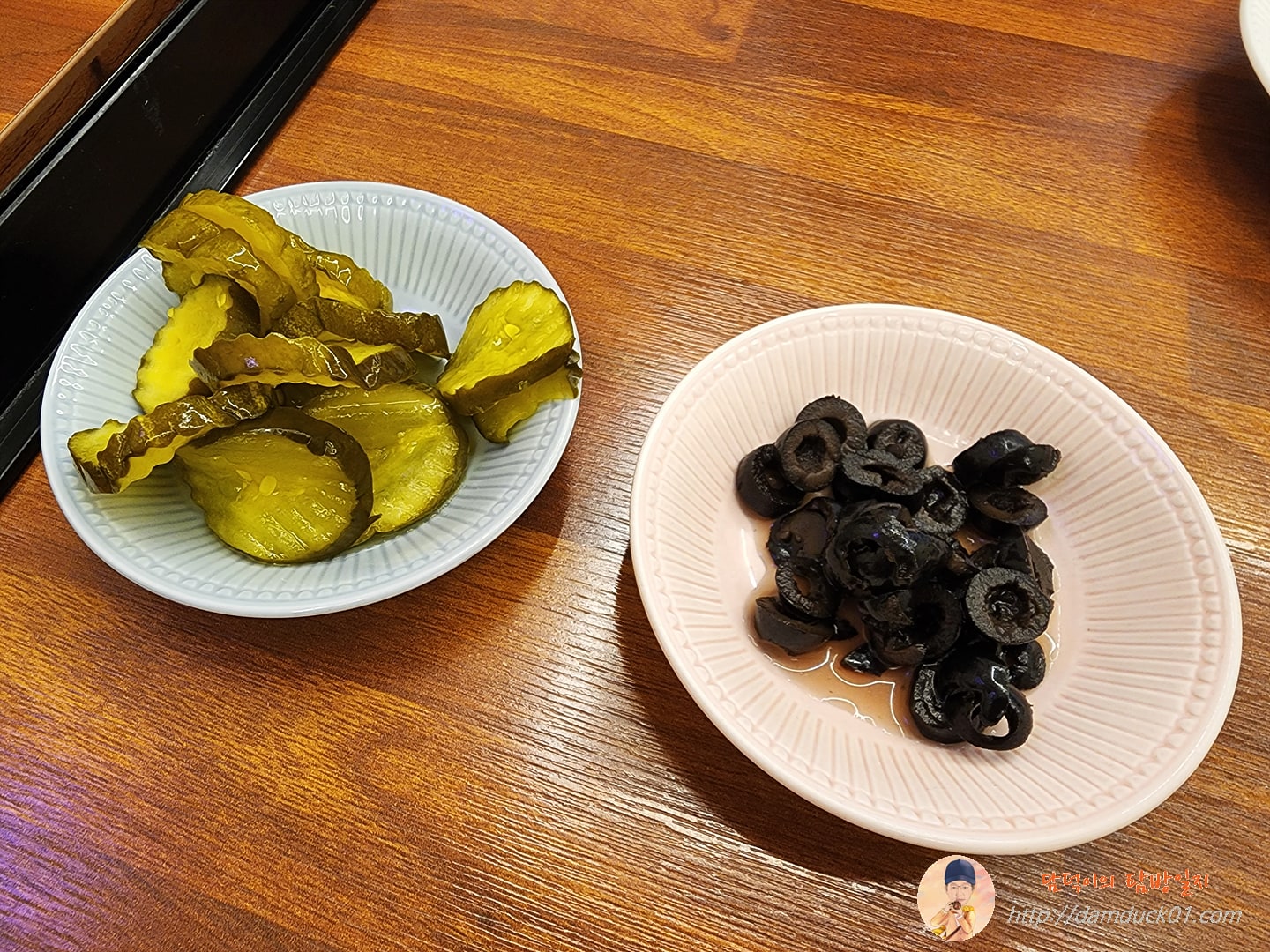 오이피클과 올리브