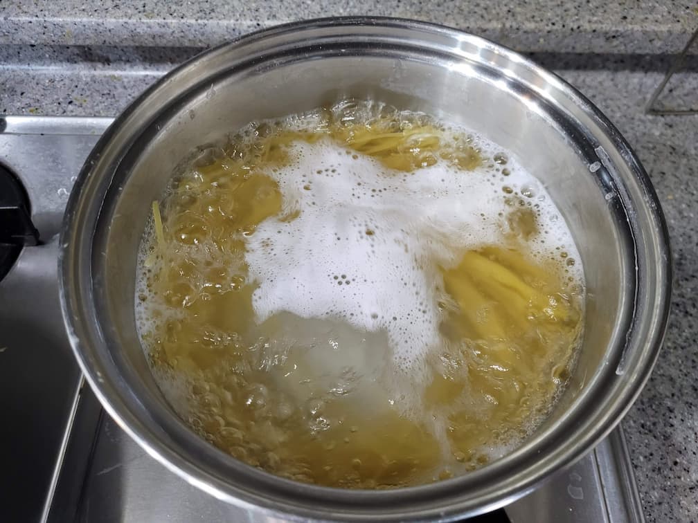 냄비에서 익고있는 스파게티 면