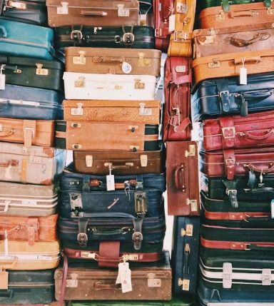 쌓여-있는-가방들