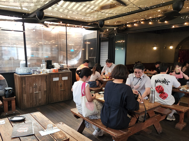 라이너스_바베큐_실내