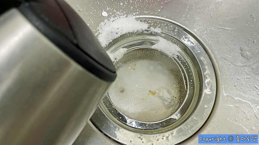 뜨거운-물-붓기