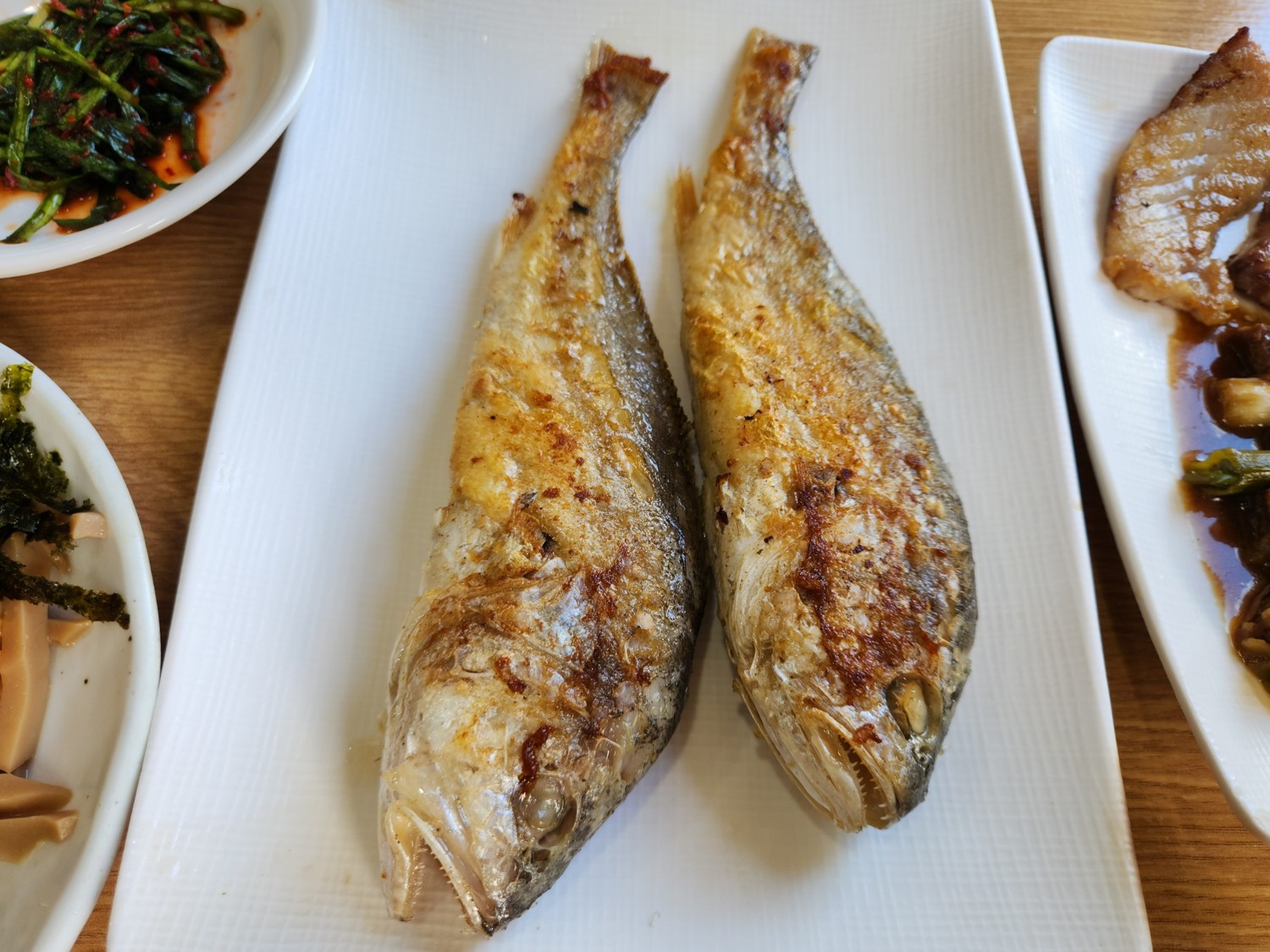 생선 2마리가 사각 접시 위에 있는 모습