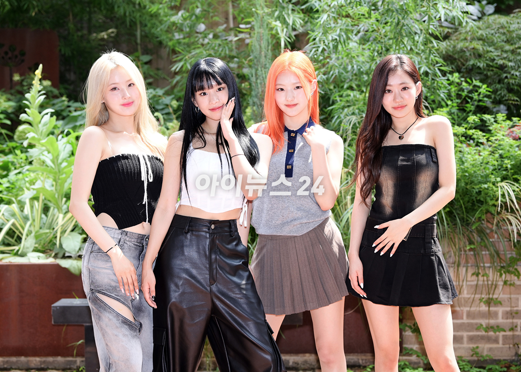 그룹 키스오브라이프(KISS OF LIFE)가 14일 서울 마포구 상수동 인근에서 진행된 조이뉴스24와의 인터뷰에 앞서 포즈를 취하고 있다. [사진=정소희 기자]