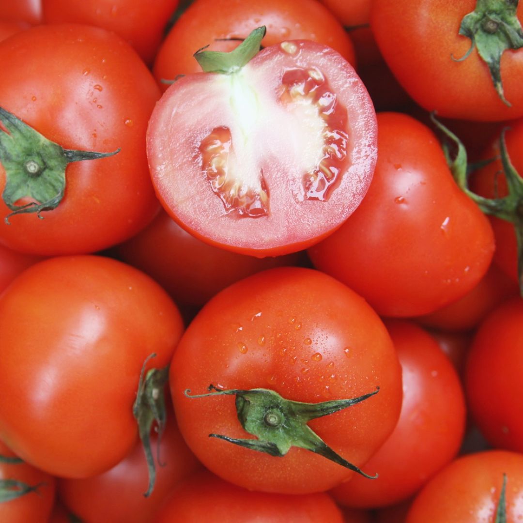 신선한 토마토와 단면 상태를 보여주는 이미지