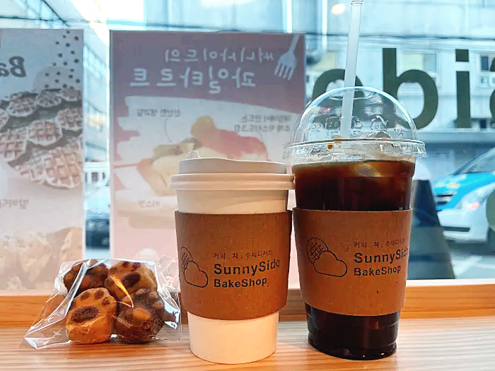 써니사이드 커피와 마들렌