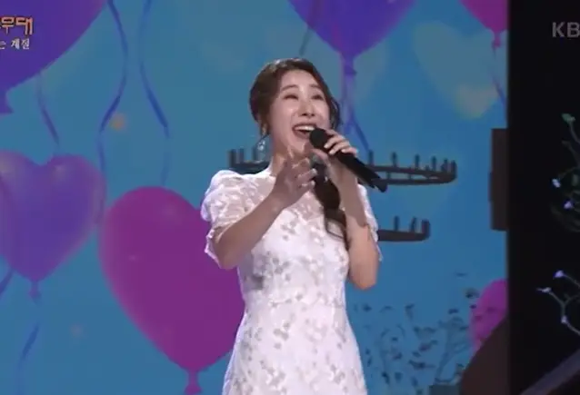 현역가왕- 무대 위 반팔 원피스를 입고 검은마이크에 노래하고 있는 주미